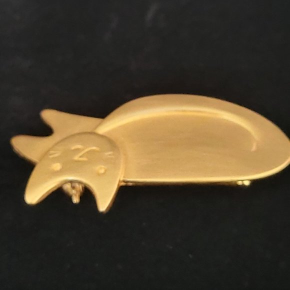 AK Anne Klein Matte Gold Tone Kitty Cat Brooch Lying Down Smiling Signed Vtg - Picture 2 of 6